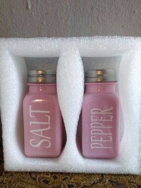 3-1/2",Pink &WhiteSalt and Pepper Shaker Set